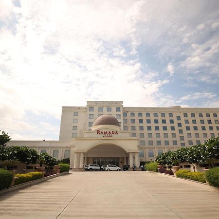 Hotel Ramada Plaza By Wyndham Lucknow Zewnętrze zdjęcie