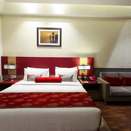Hotel Ramada Plaza By Wyndham Lucknow Zewnętrze zdjęcie