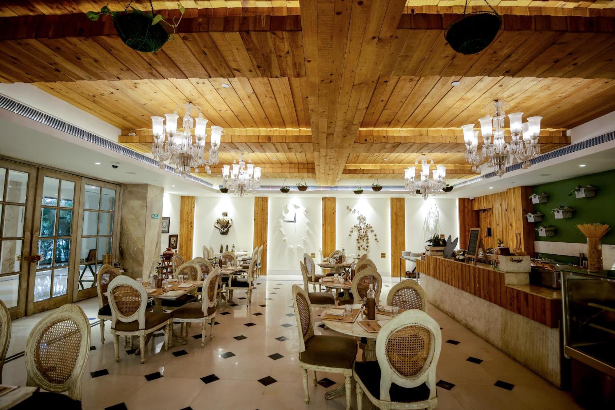 Hotel Ramada Plaza By Wyndham Lucknow Zewnętrze zdjęcie