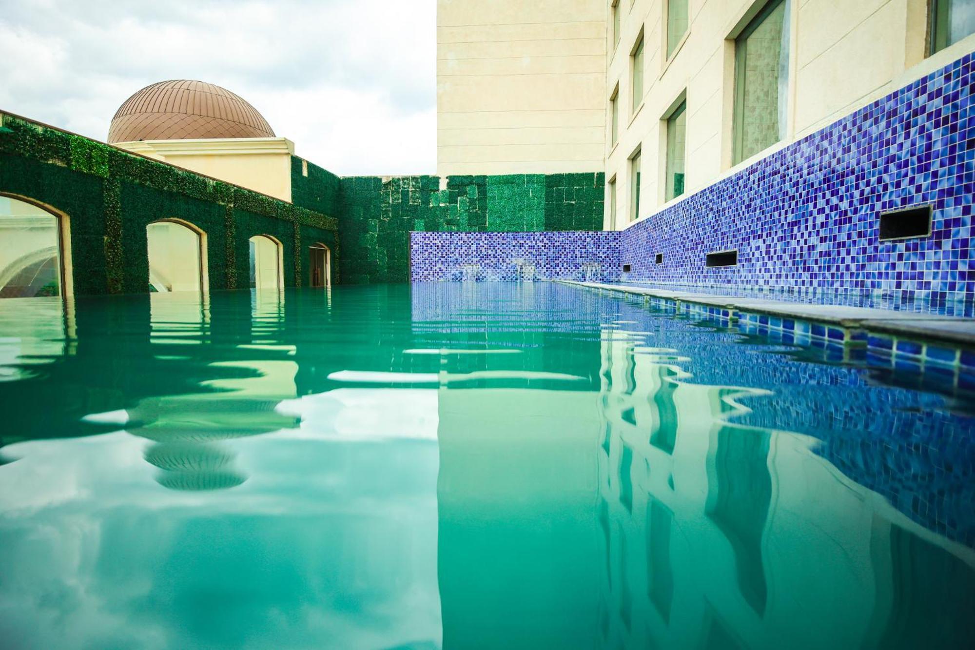 Hotel Ramada Plaza By Wyndham Lucknow Zewnętrze zdjęcie