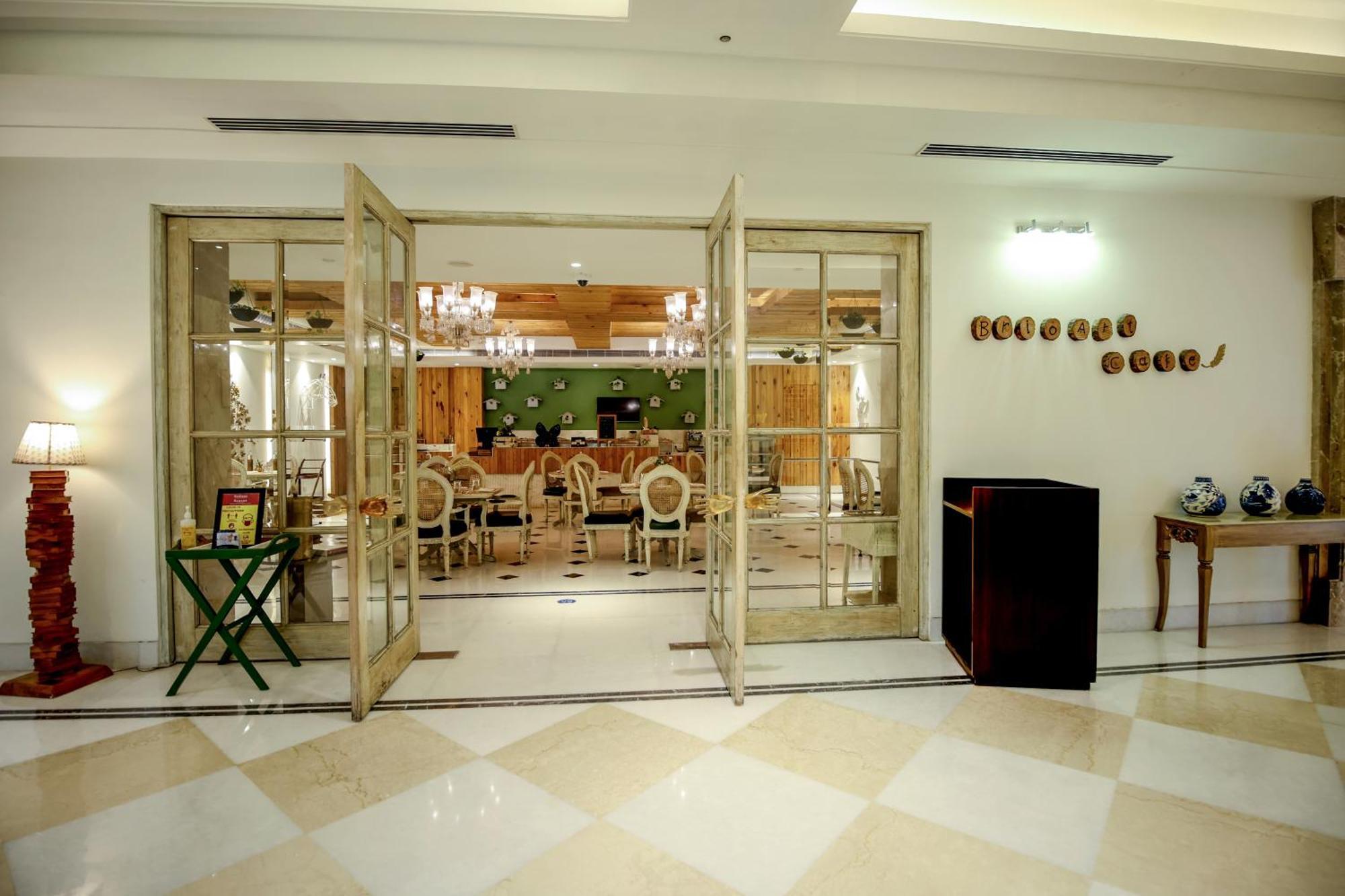 Hotel Ramada Plaza By Wyndham Lucknow Zewnętrze zdjęcie