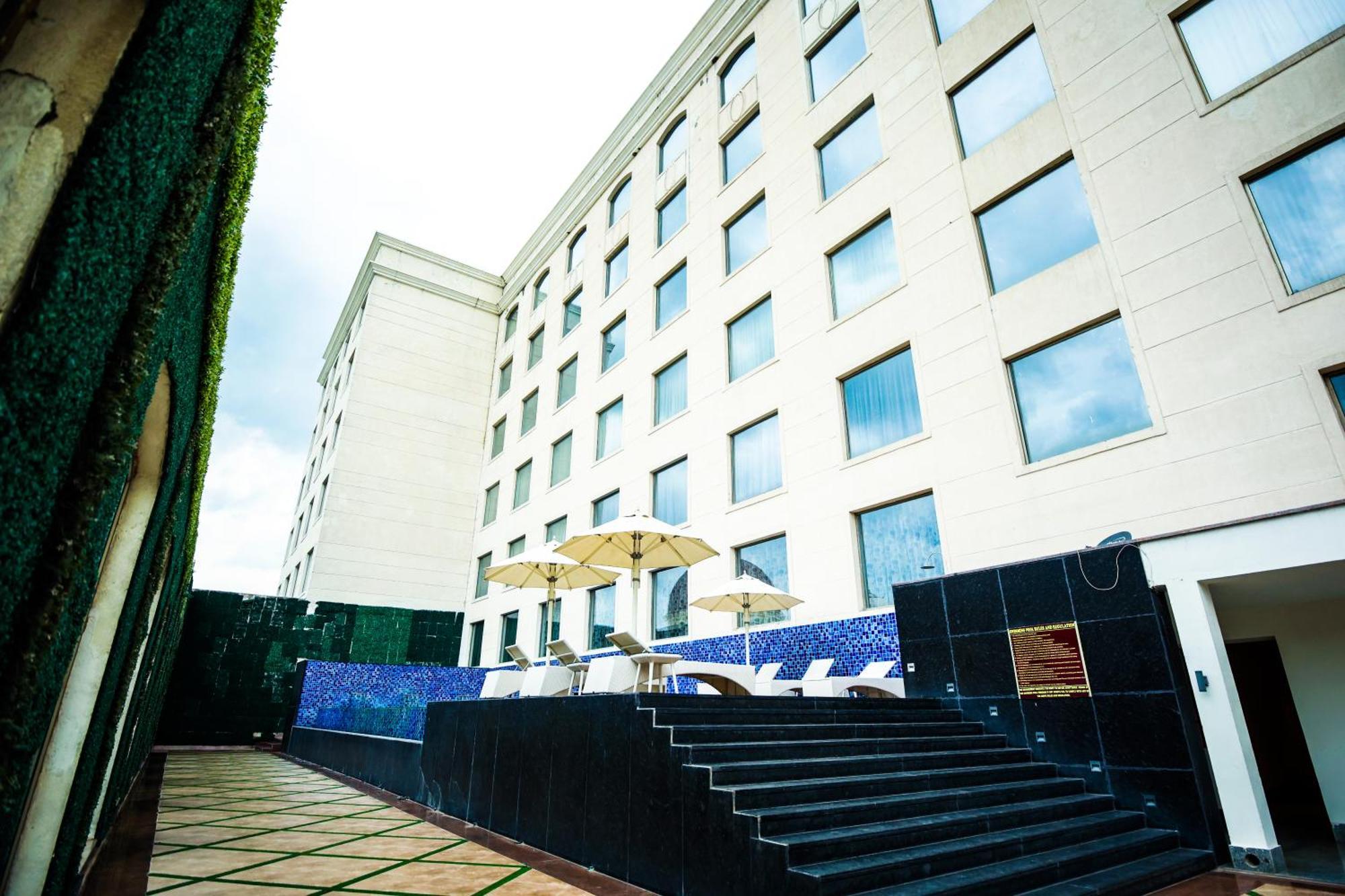 Hotel Ramada Plaza By Wyndham Lucknow Zewnętrze zdjęcie