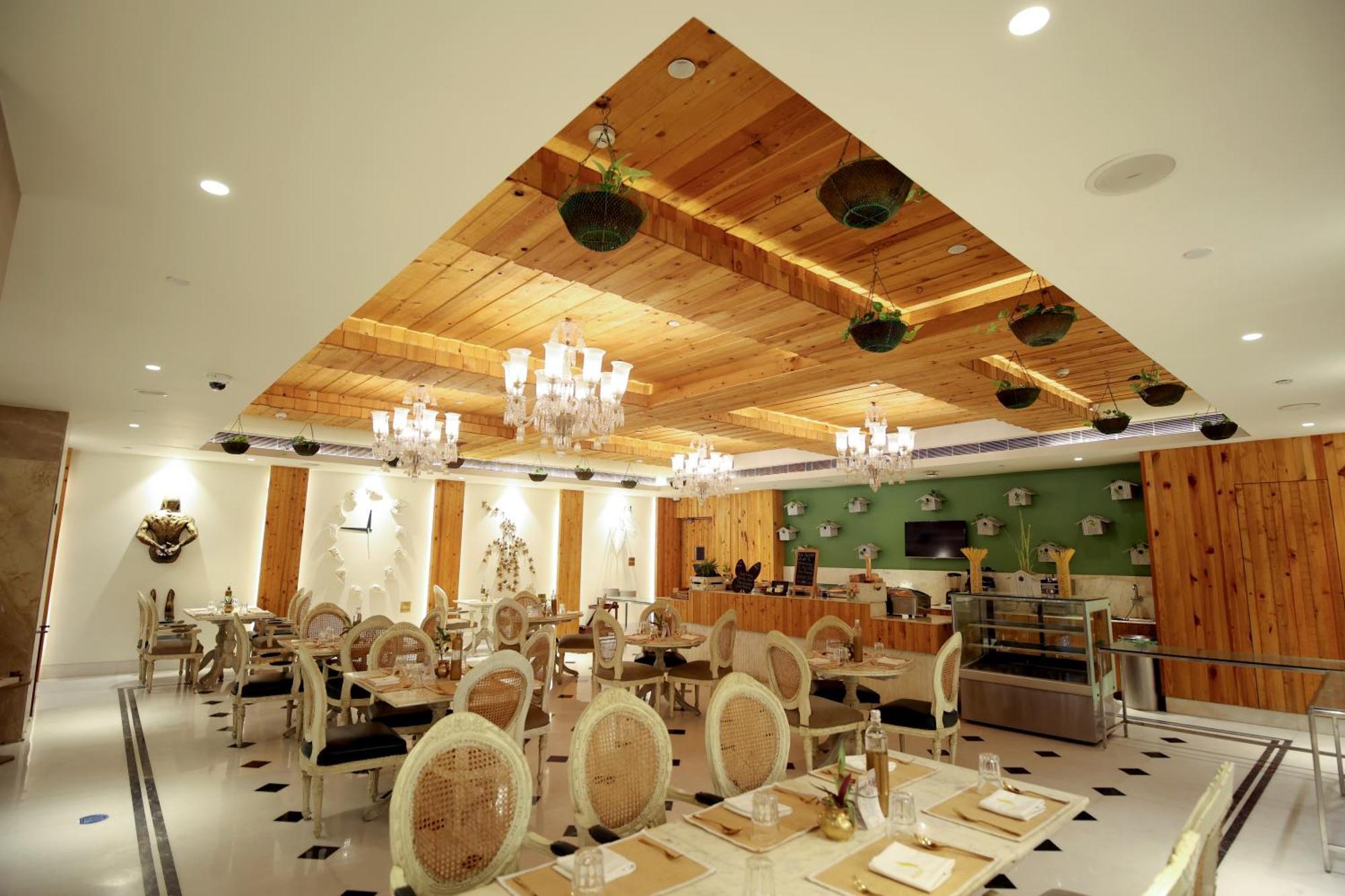 Hotel Ramada Plaza By Wyndham Lucknow Zewnętrze zdjęcie