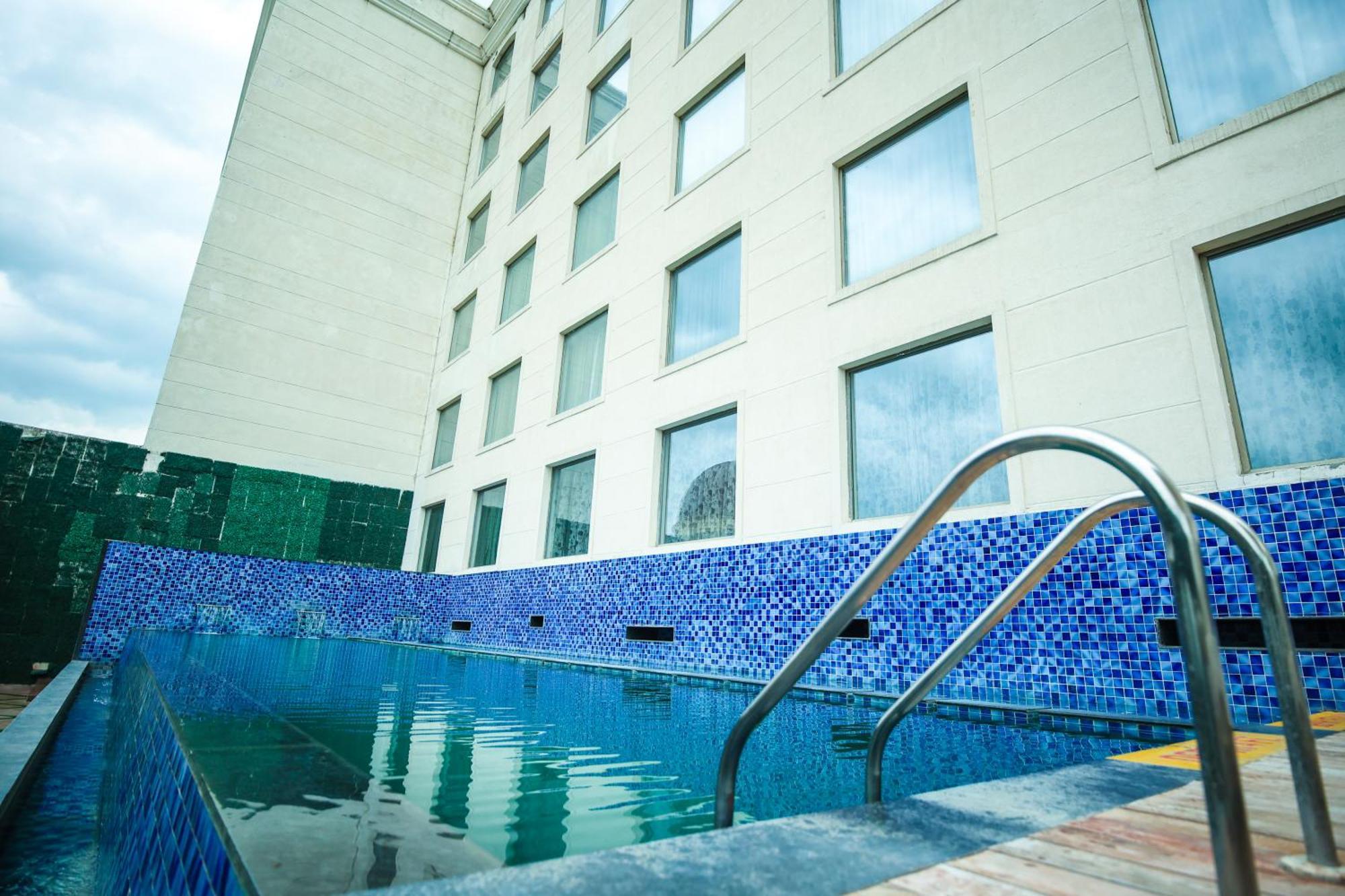 Hotel Ramada Plaza By Wyndham Lucknow Zewnętrze zdjęcie