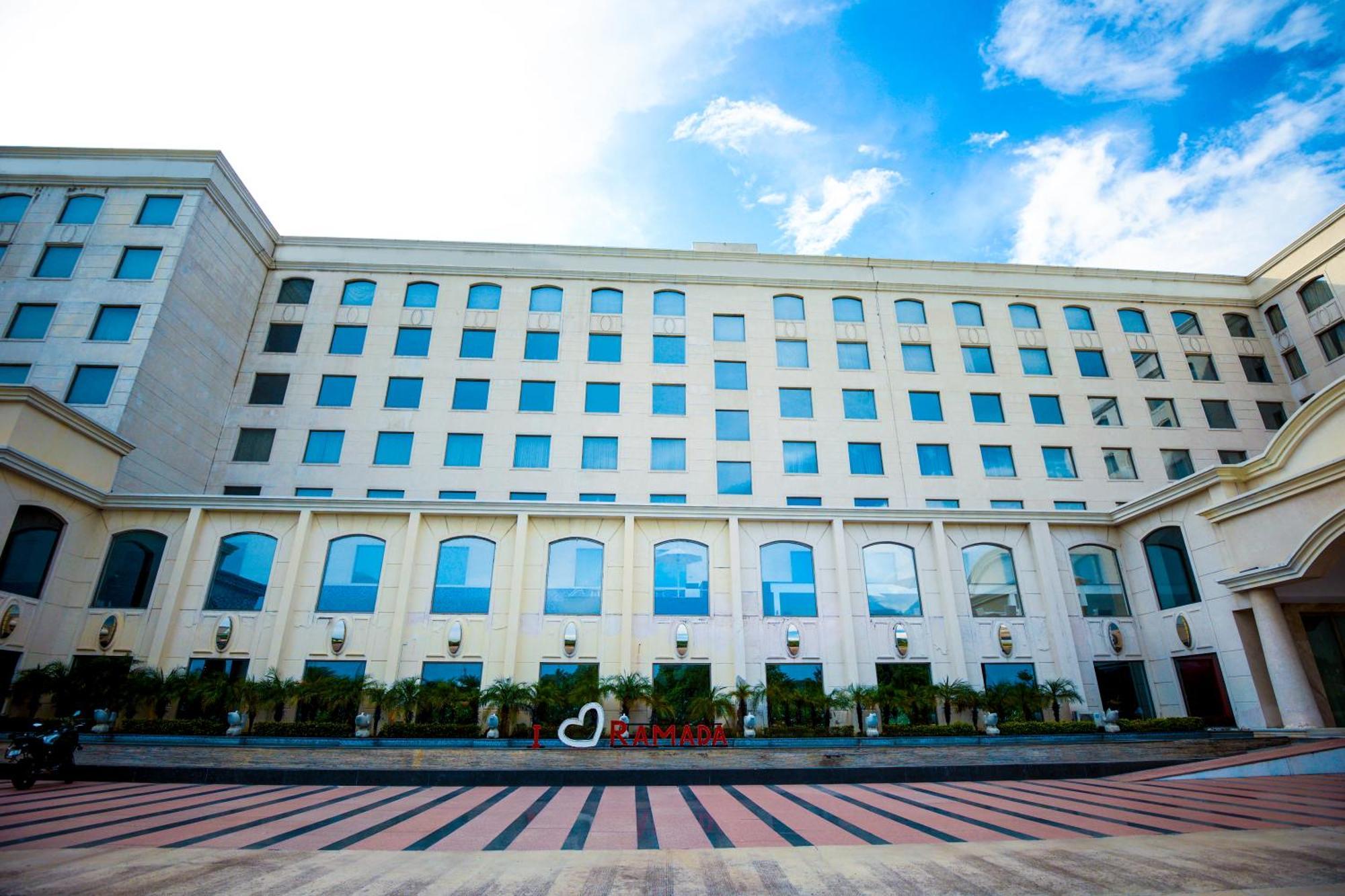 Hotel Ramada Plaza By Wyndham Lucknow Zewnętrze zdjęcie