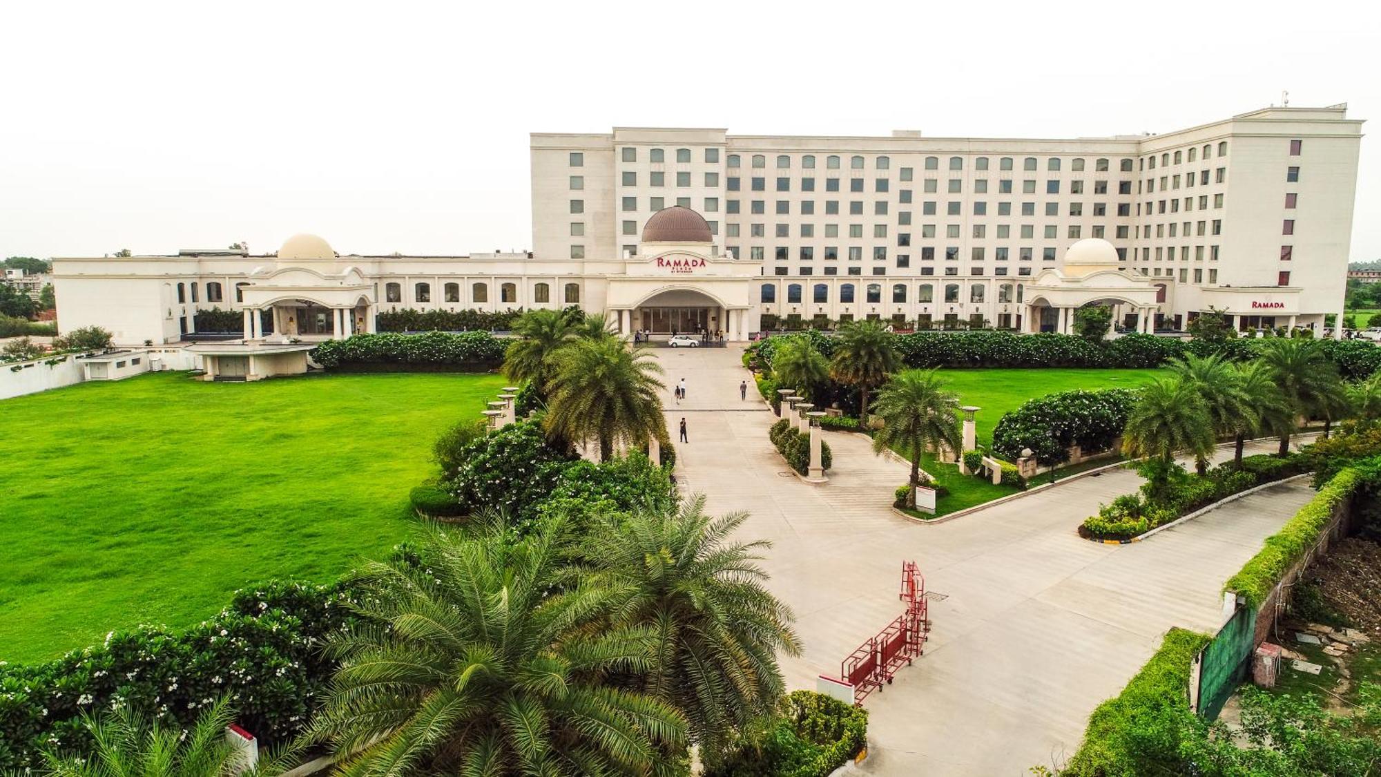 Hotel Ramada Plaza By Wyndham Lucknow Zewnętrze zdjęcie