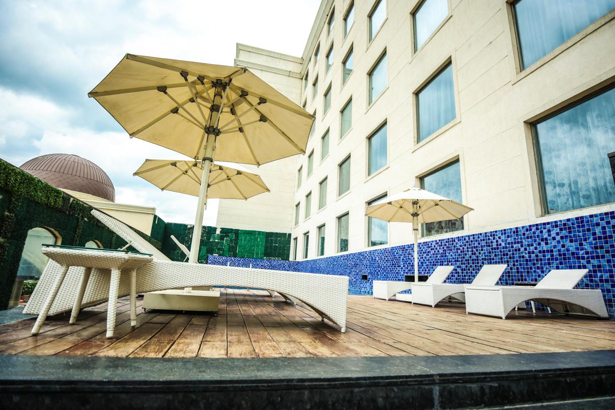 Hotel Ramada Plaza By Wyndham Lucknow Zewnętrze zdjęcie