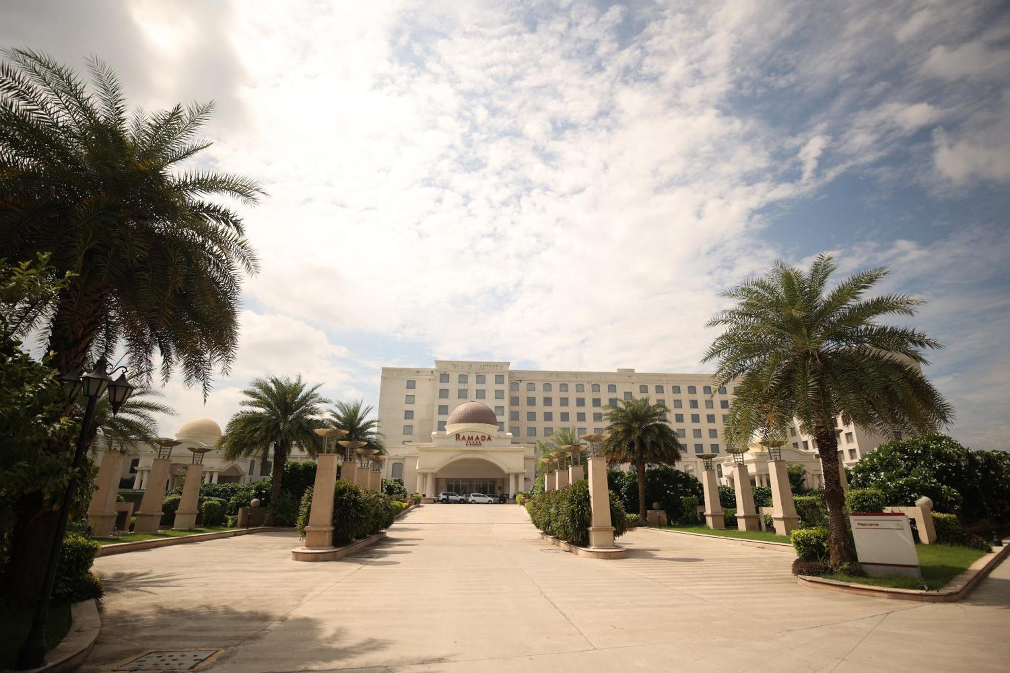 Hotel Ramada Plaza By Wyndham Lucknow Zewnętrze zdjęcie