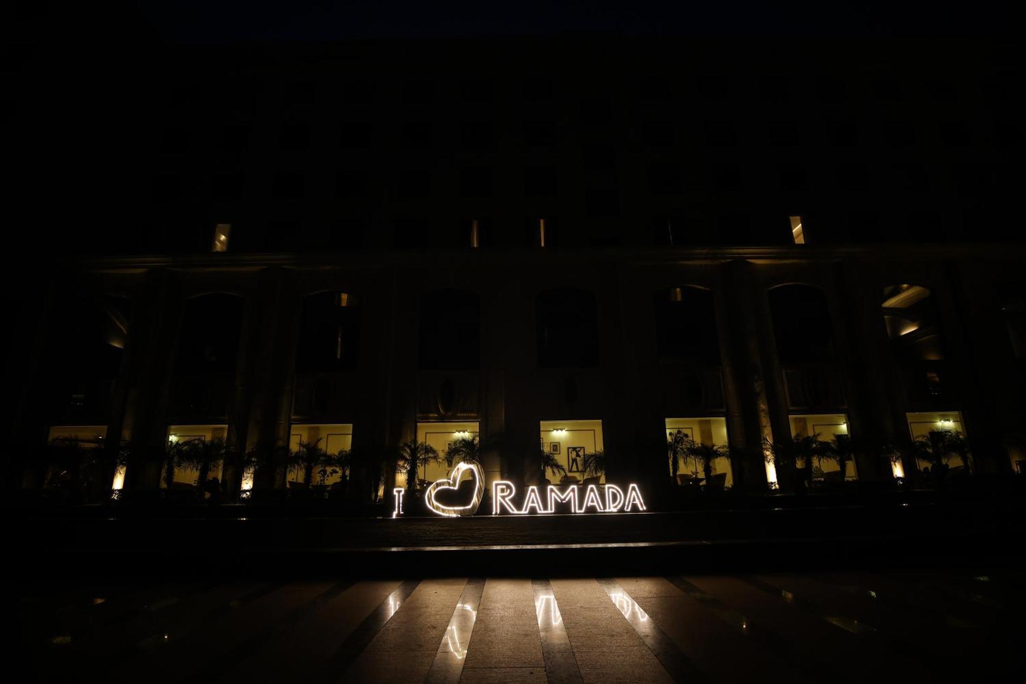 Hotel Ramada Plaza By Wyndham Lucknow Zewnętrze zdjęcie