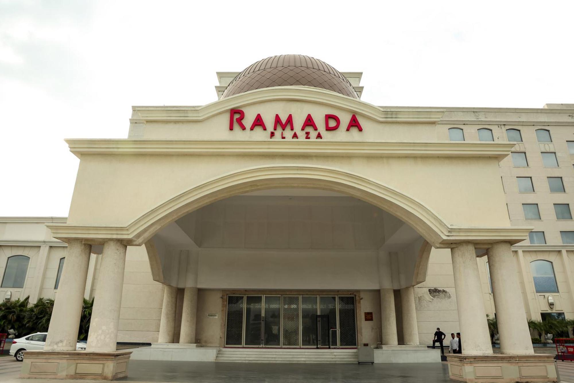 Hotel Ramada Plaza By Wyndham Lucknow Zewnętrze zdjęcie