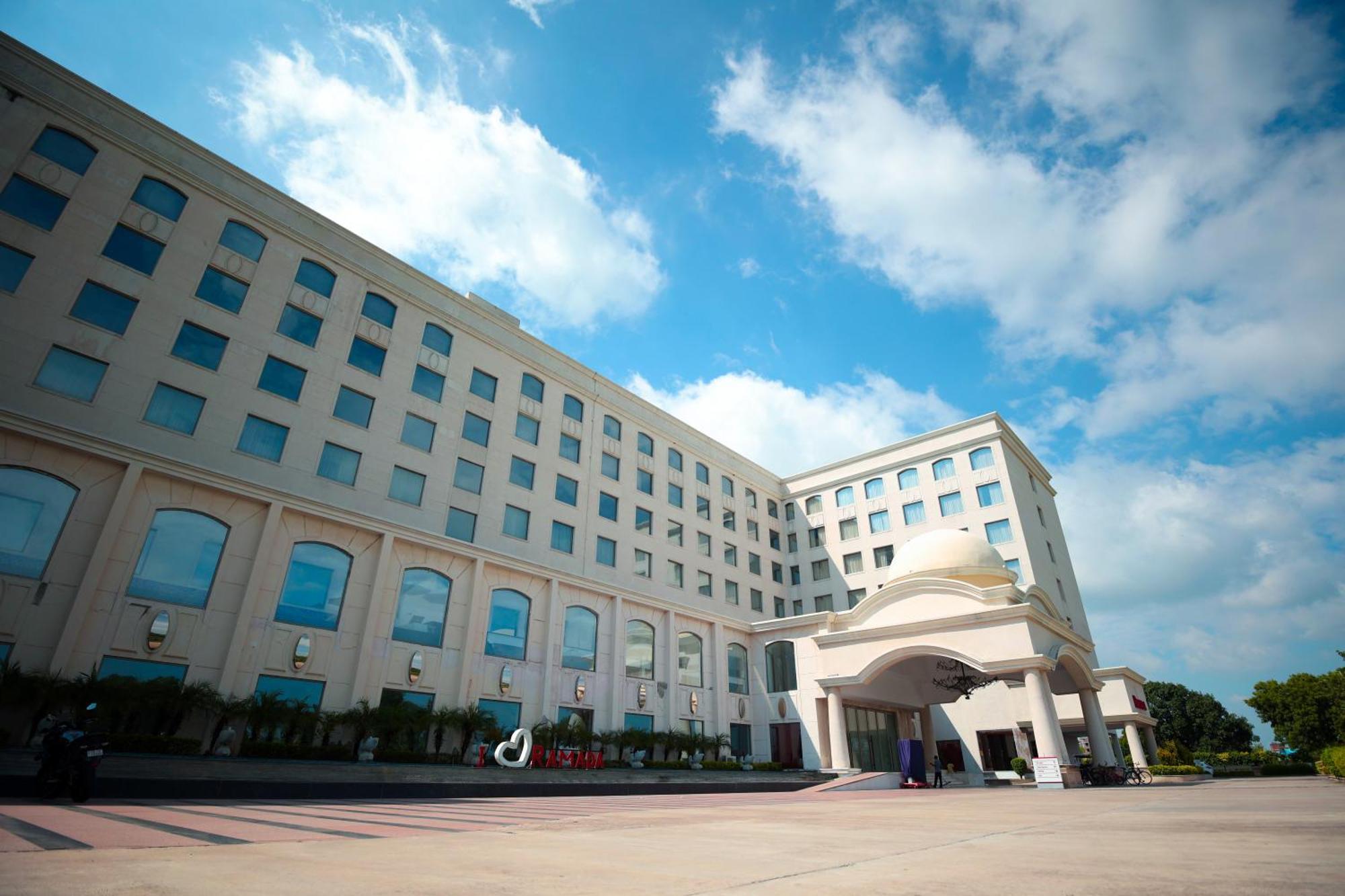 Hotel Ramada Plaza By Wyndham Lucknow Zewnętrze zdjęcie