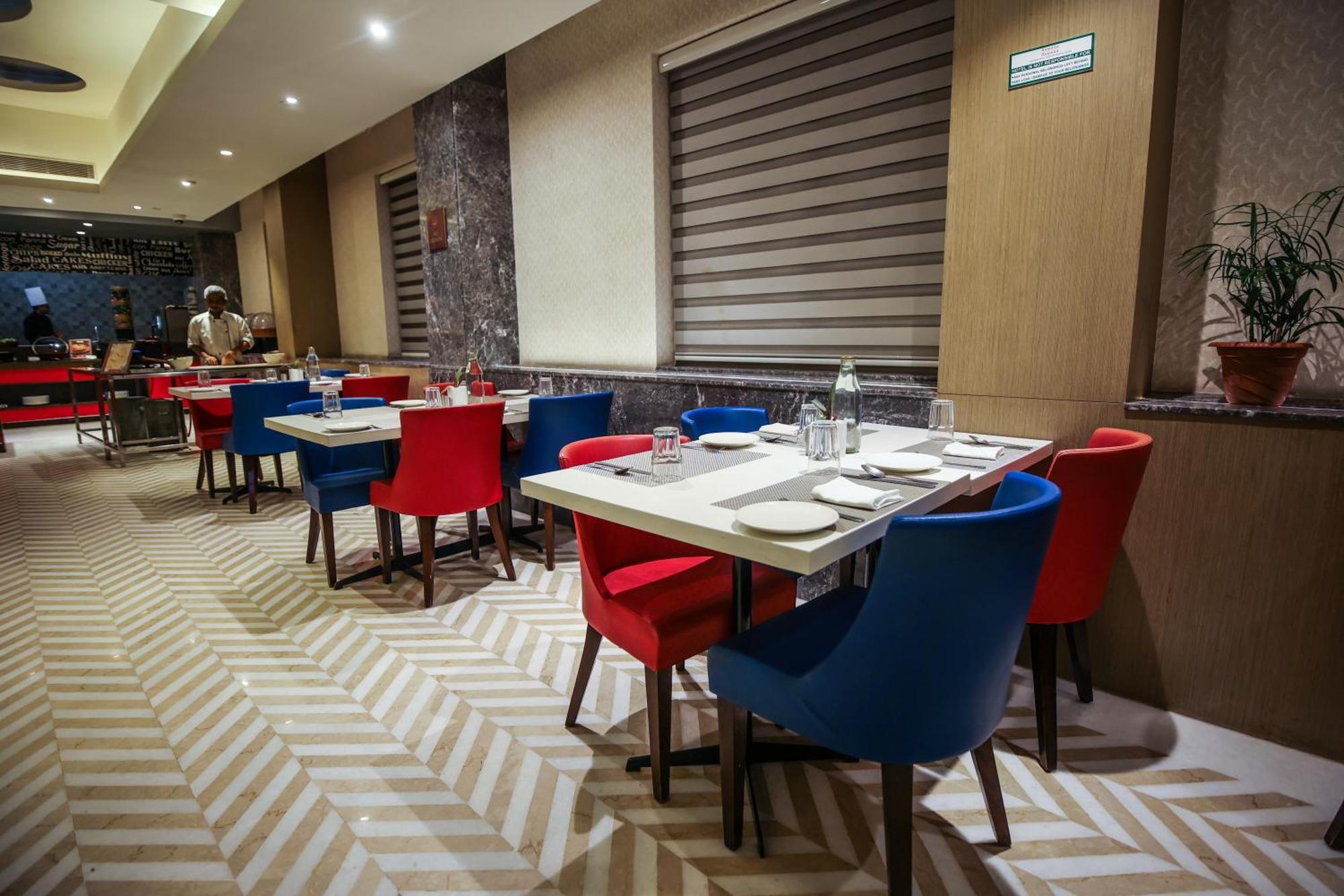 Hotel Ramada Plaza By Wyndham Lucknow Zewnętrze zdjęcie