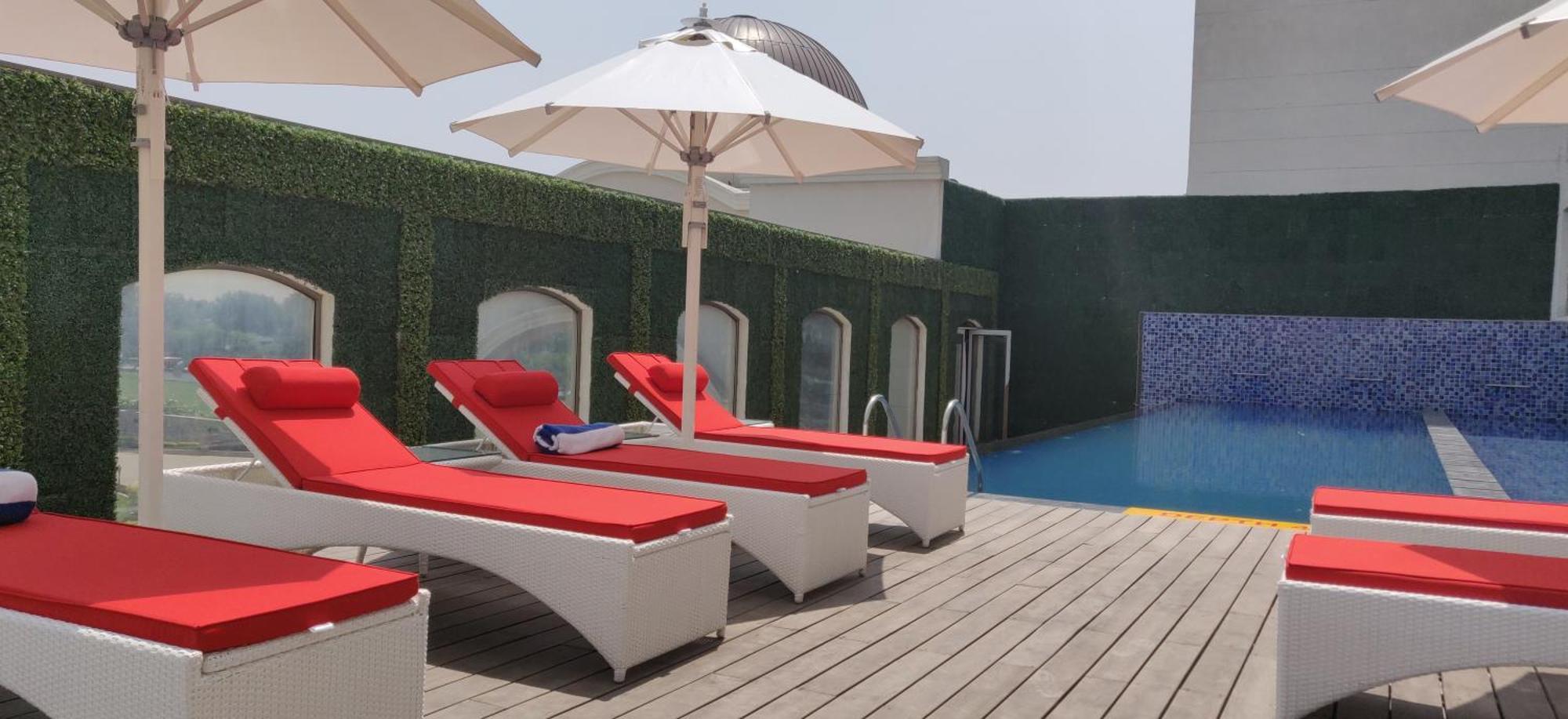 Hotel Ramada Plaza By Wyndham Lucknow Zewnętrze zdjęcie