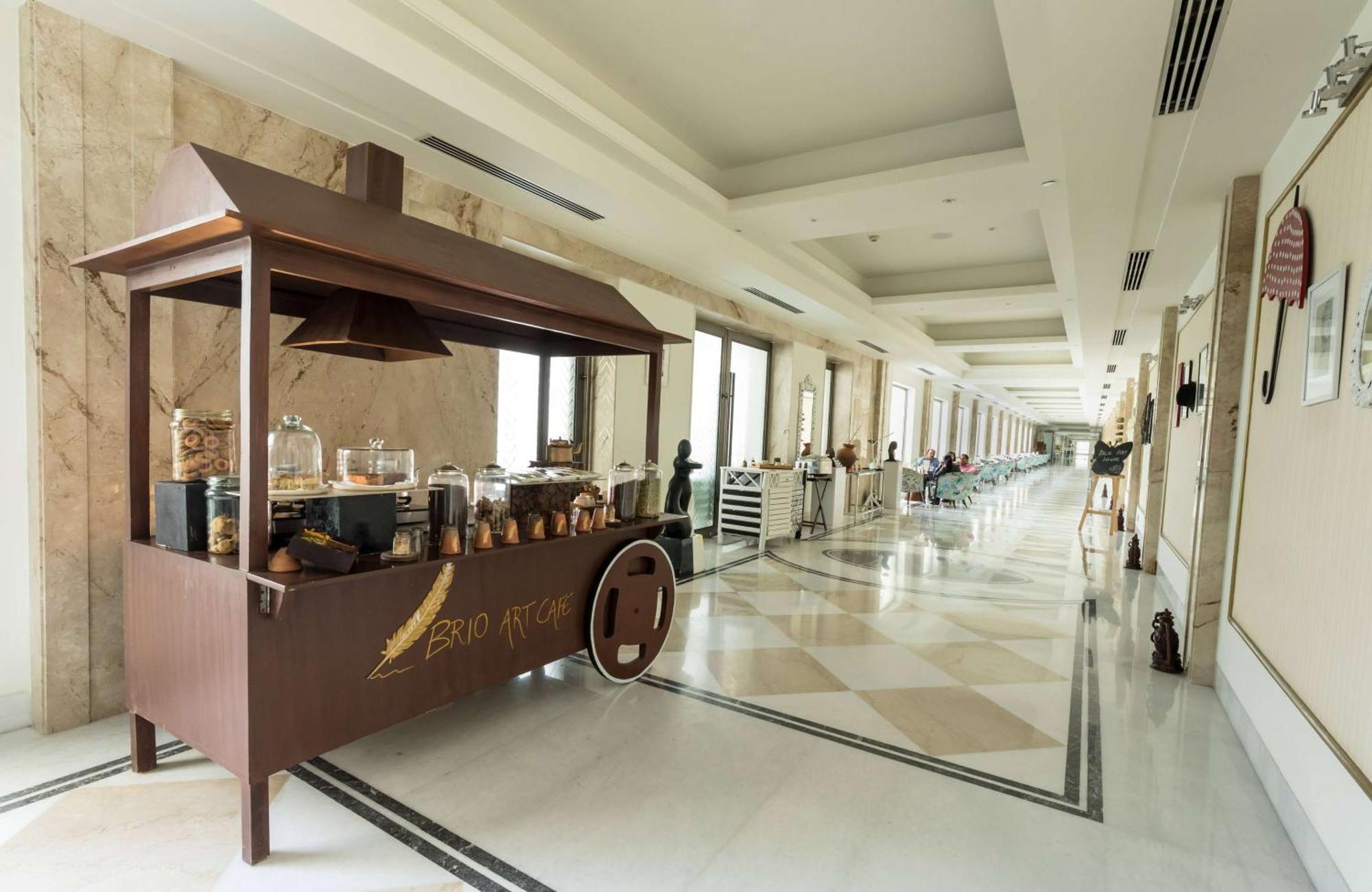 Hotel Ramada Plaza By Wyndham Lucknow Zewnętrze zdjęcie