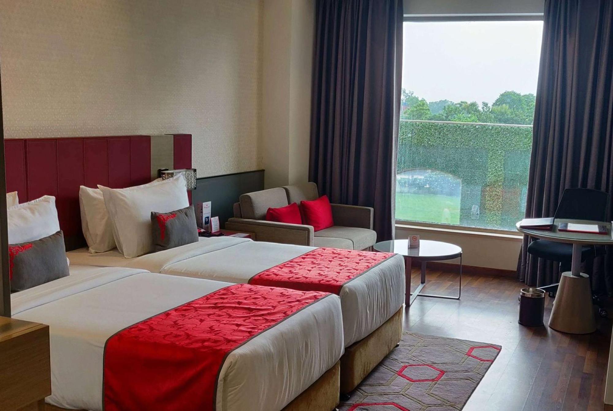 Hotel Ramada Plaza By Wyndham Lucknow Zewnętrze zdjęcie