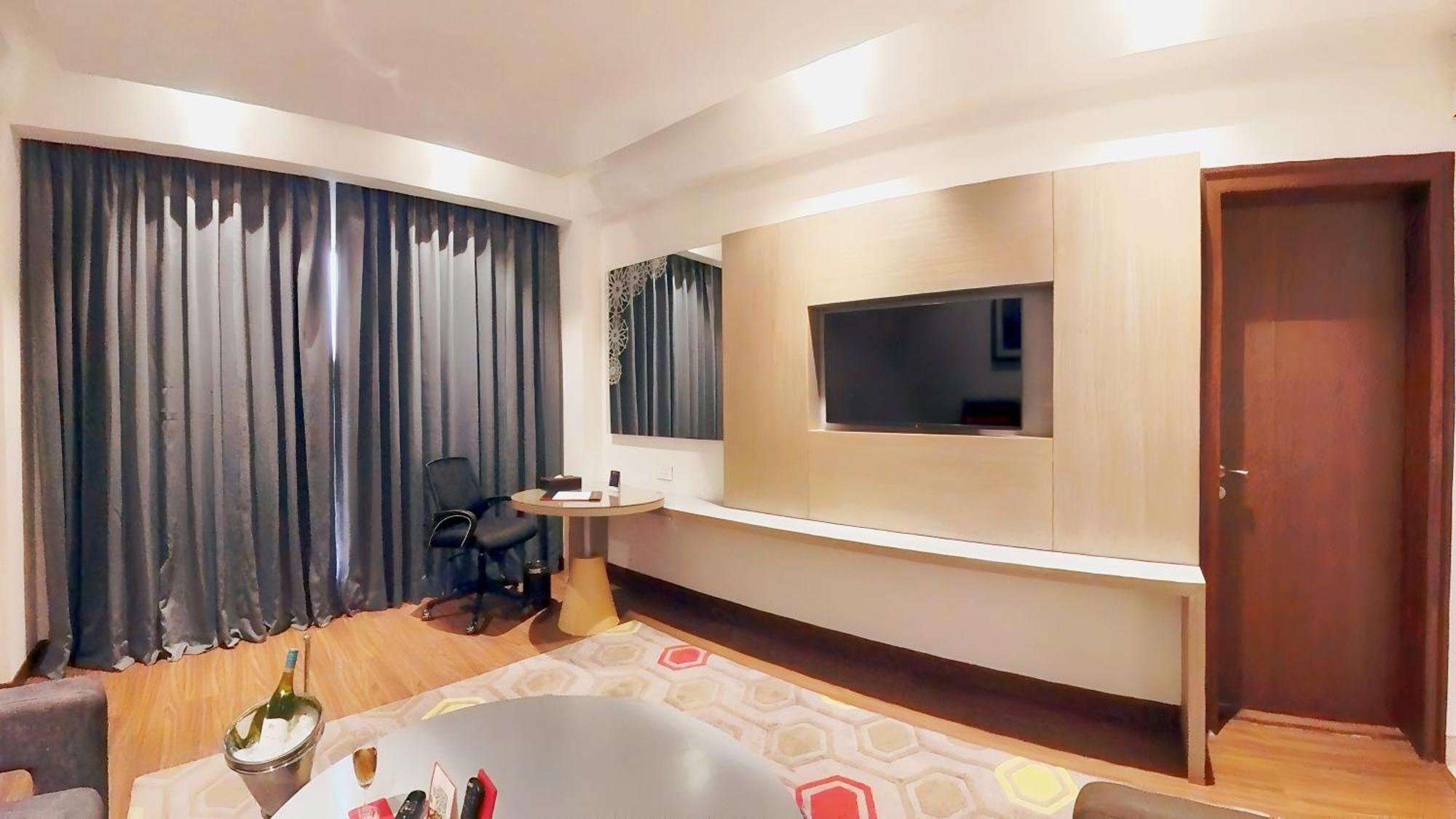 Hotel Ramada Plaza By Wyndham Lucknow Zewnętrze zdjęcie