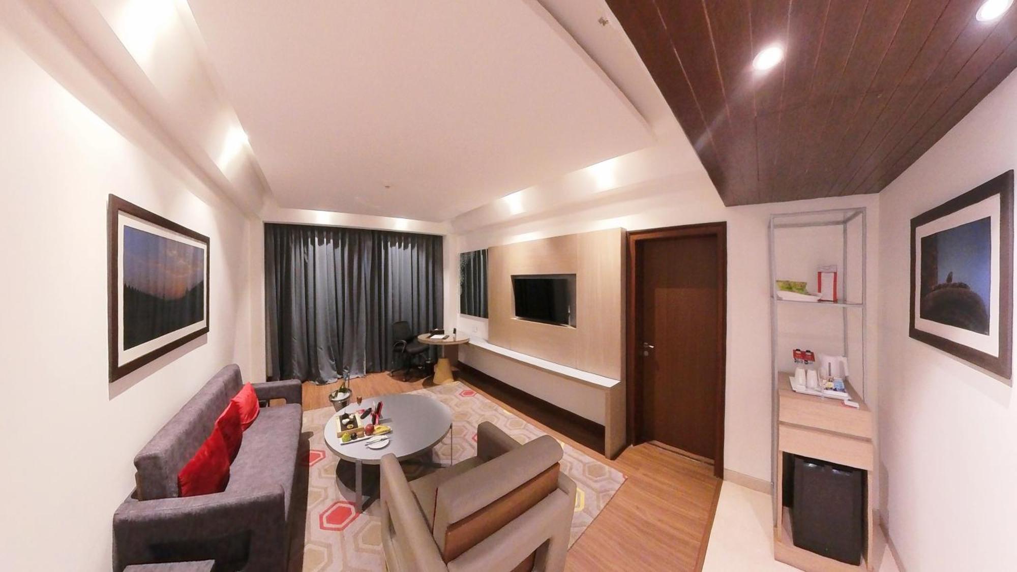 Hotel Ramada Plaza By Wyndham Lucknow Zewnętrze zdjęcie